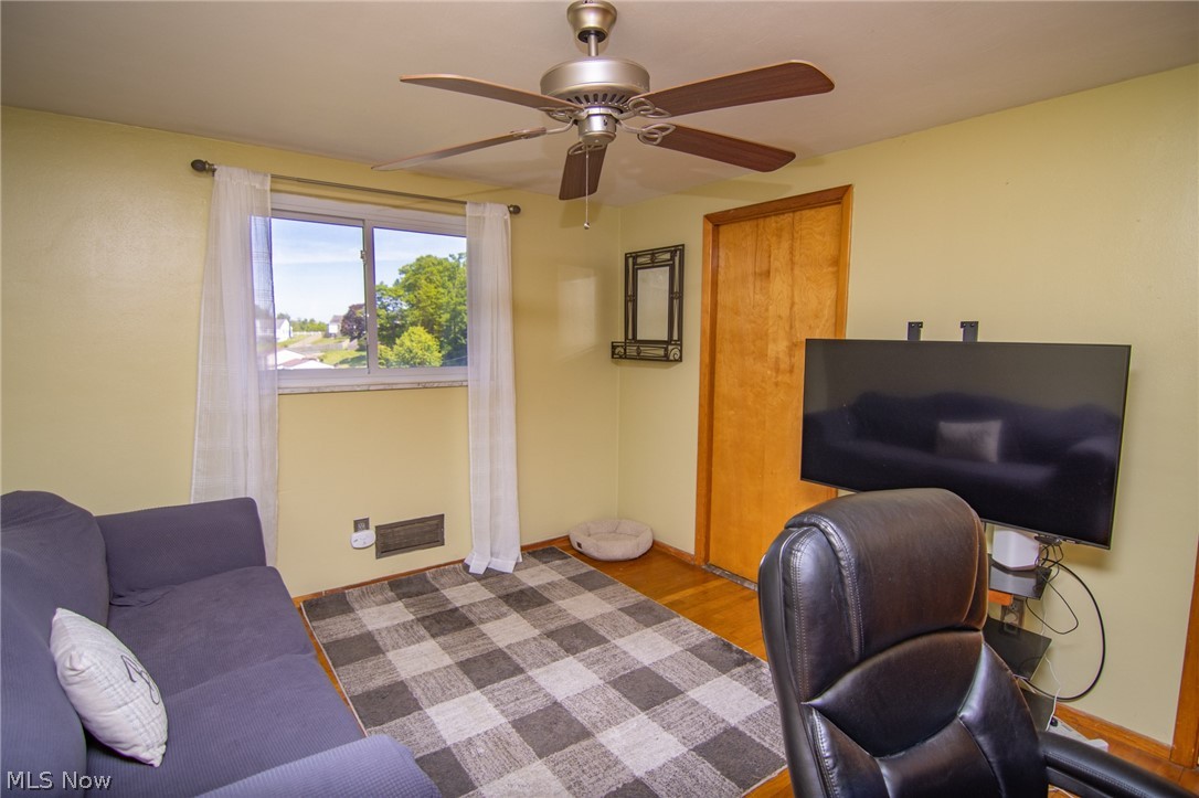 302 Leonard Avenue Wintersville OH 43953