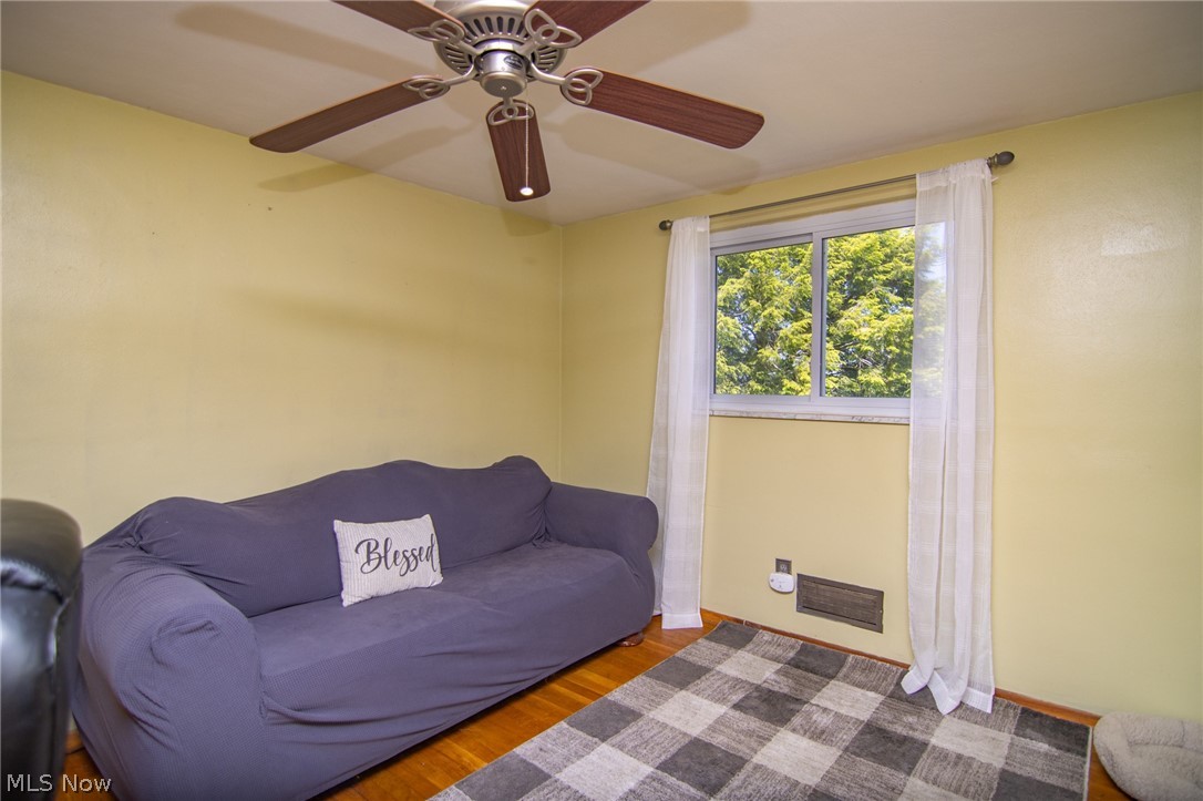 302 Leonard Avenue Wintersville OH 43953