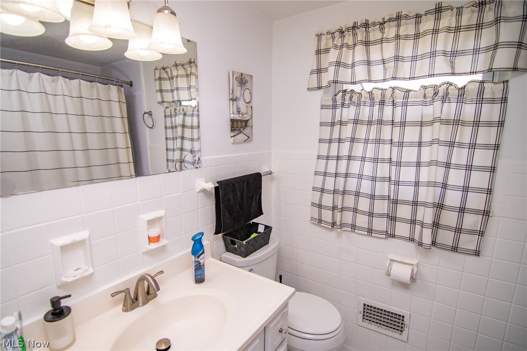 302 Leonard Avenue Wintersville OH 43953