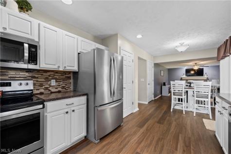 732 Oakdale Circle Elyria OH 44035
