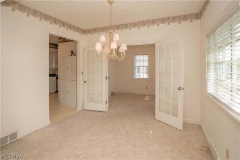 215 Lake Avenue NE Hartville OH 44632