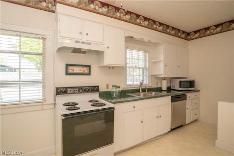 215 Lake Avenue NE Hartville OH 44632