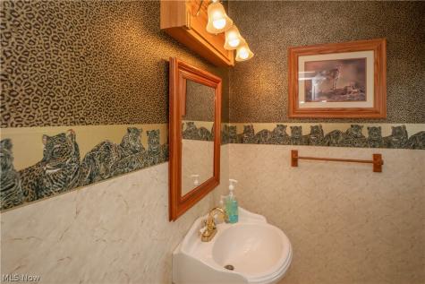 215 Lake Avenue NE Hartville OH 44632