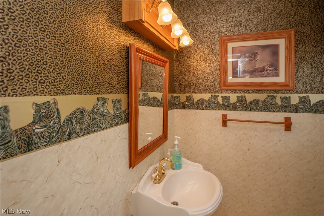 215 Lake Avenue NE Hartville OH 44632