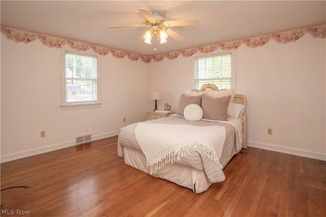 215 Lake Avenue NE Hartville OH 44632