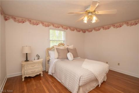 215 Lake Avenue NE Hartville OH 44632