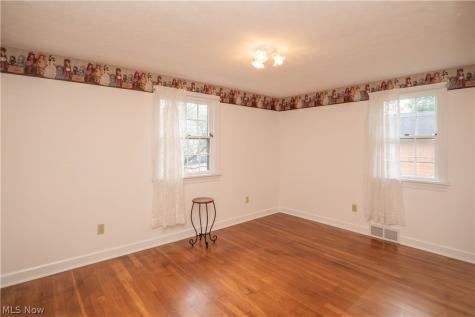 215 Lake Avenue NE Hartville OH 44632