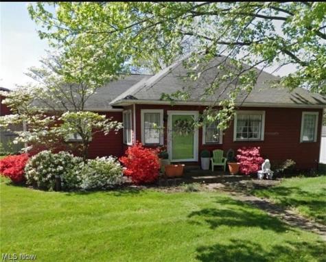 215 Lake Avenue NE Hartville OH 44632
