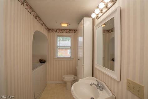 215 Lake Avenue NE Hartville OH 44632