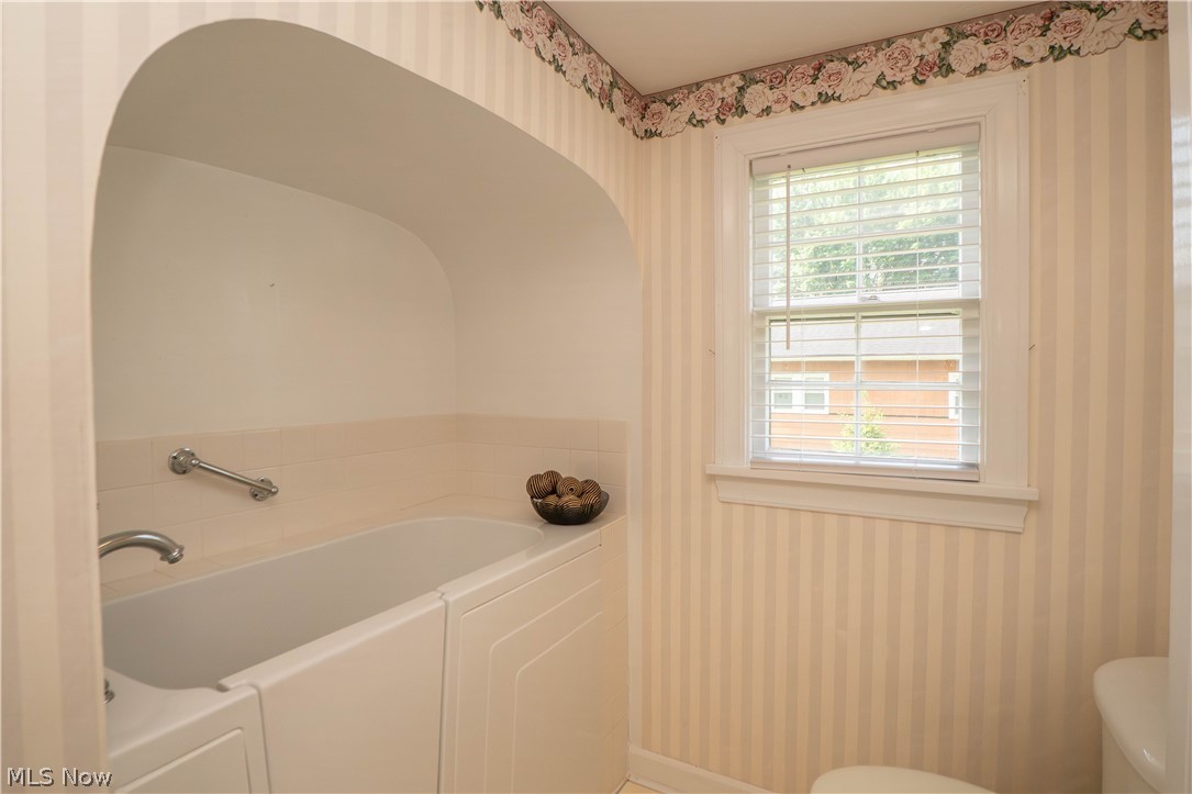 215 Lake Avenue NE Hartville OH 44632