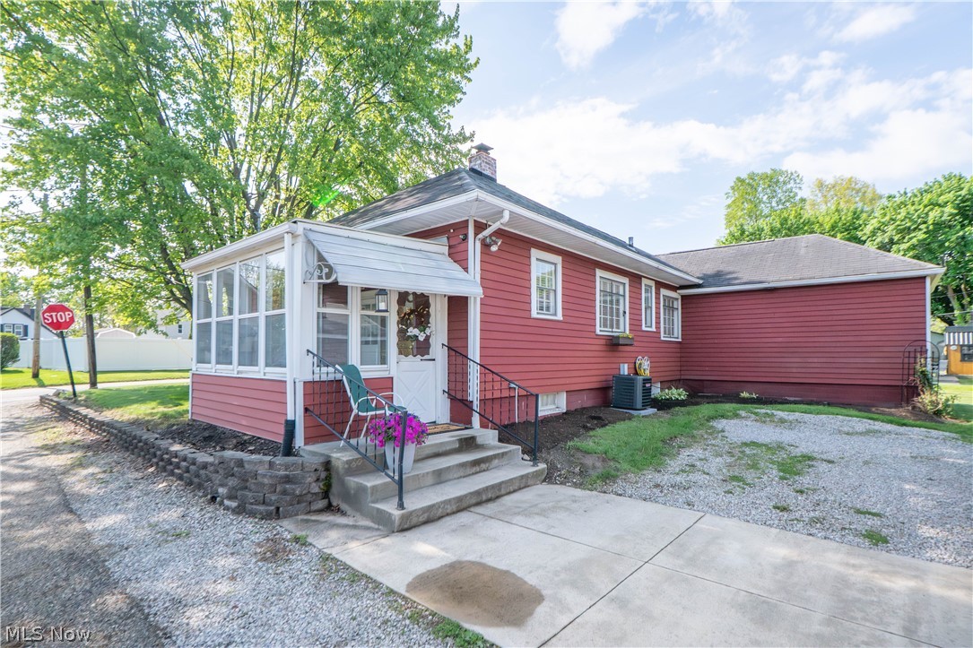 215 Lake Avenue NE Hartville OH 44632