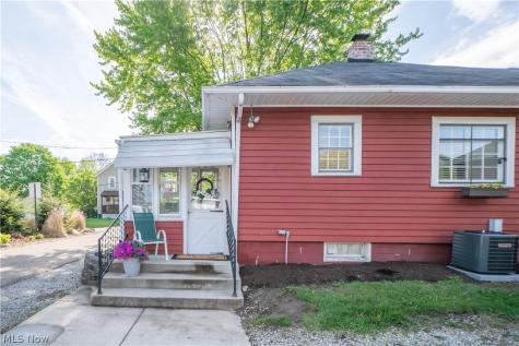 215 Lake Avenue NE Hartville OH 44632