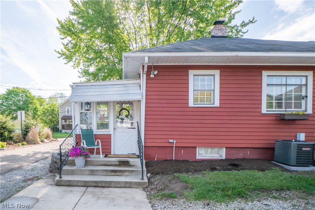 215 Lake Avenue NE Hartville OH 44632