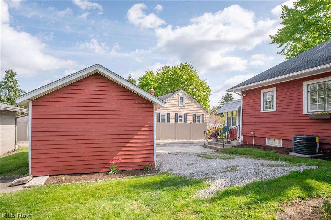 215 Lake Avenue NE Hartville OH 44632