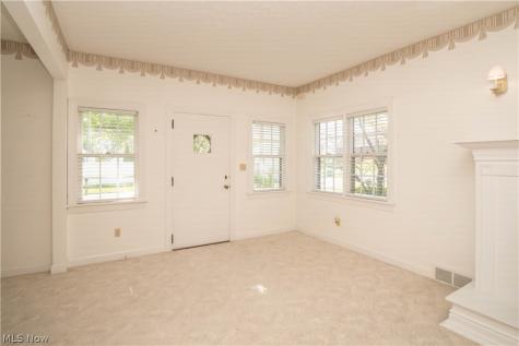 215 Lake Avenue NE Hartville OH 44632