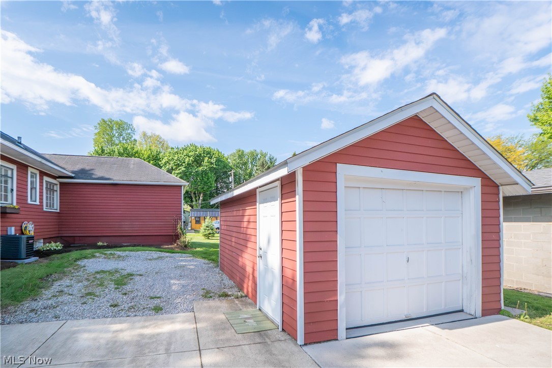 215 Lake Avenue NE Hartville OH 44632