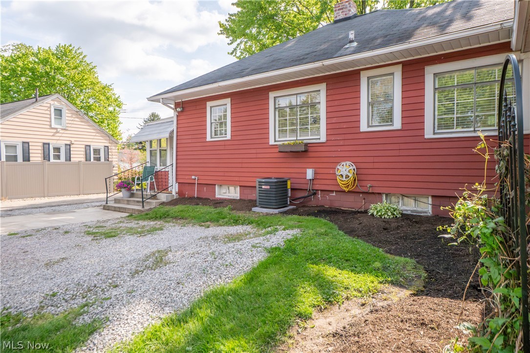 215 Lake Avenue NE Hartville OH 44632