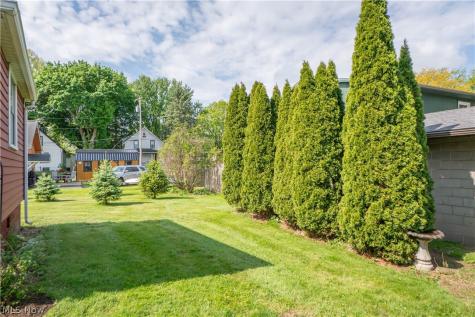 215 Lake Avenue NE Hartville OH 44632
