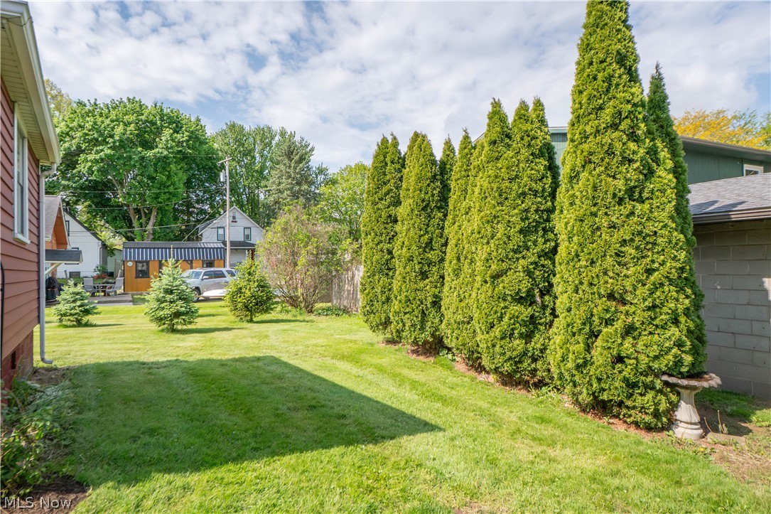 215 Lake Avenue NE Hartville OH 44632