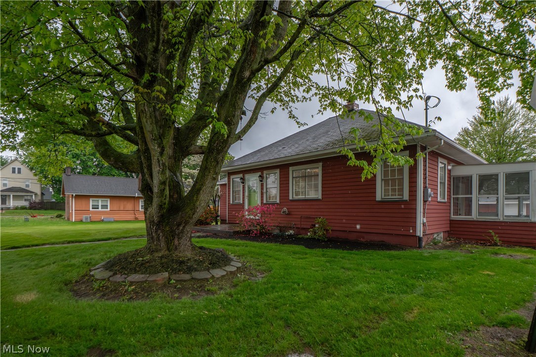 215 Lake Avenue NE Hartville OH 44632