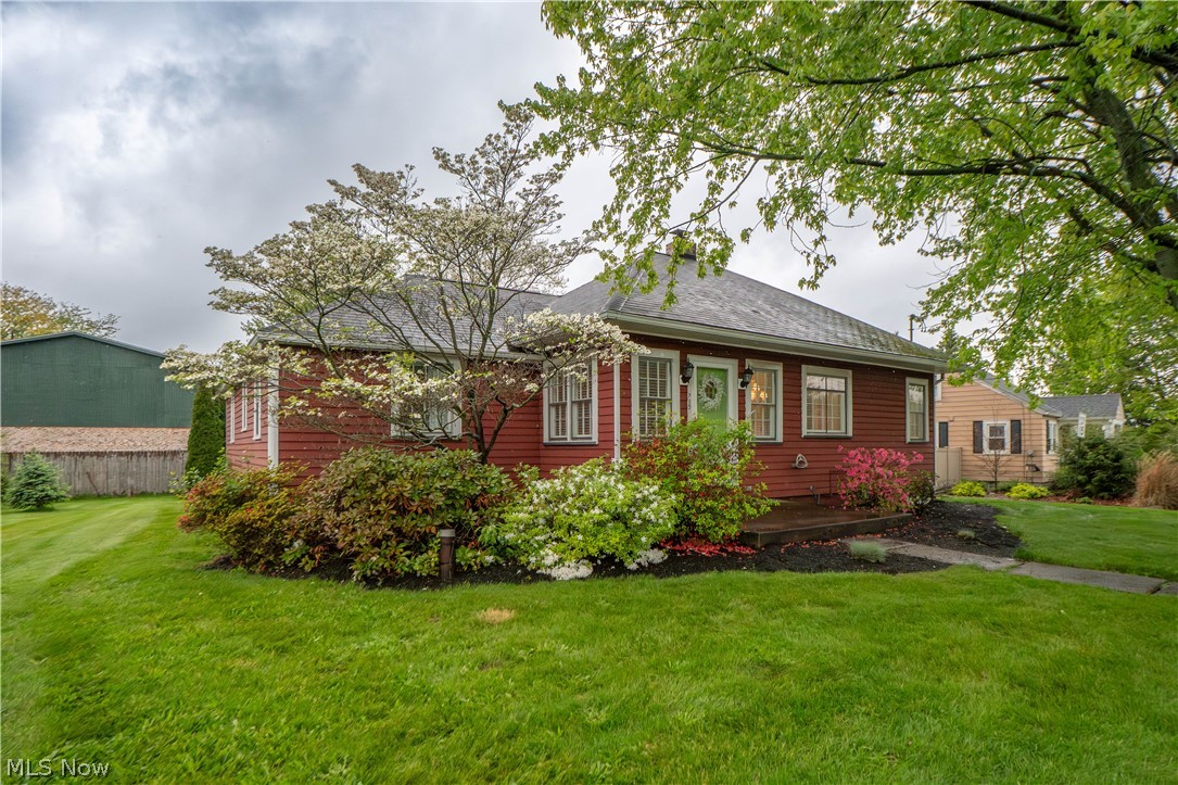 215 Lake Avenue NE Hartville OH 44632