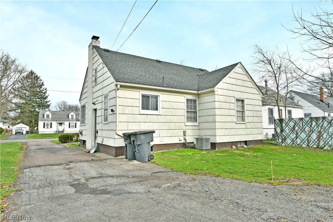 374 Meadowbrook Avenue SE Warren OH 44483