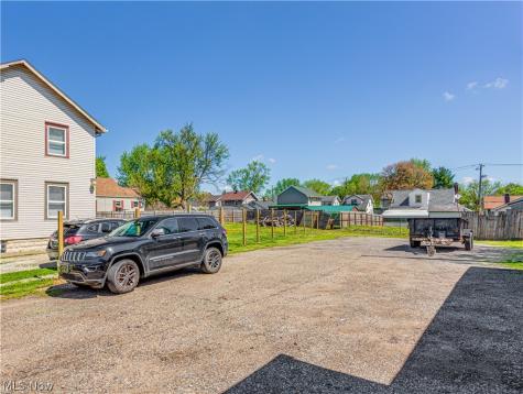 2012 Harmont Avenue NE Canton OH 44705