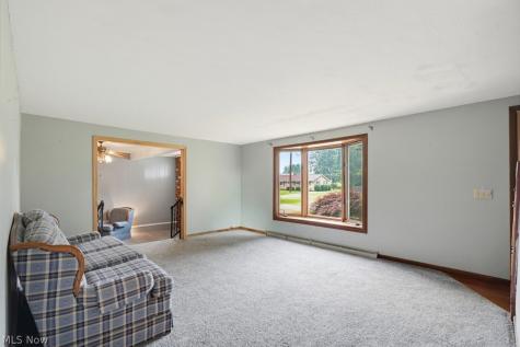 6069 NE Peach Street Louisville OH 44641