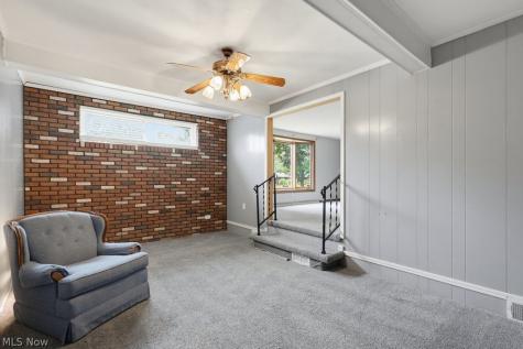 6069 NE Peach Street Louisville OH 44641