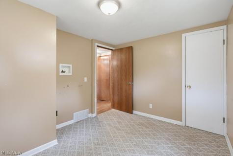 6069 NE Peach Street Louisville OH 44641