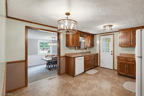 6069 NE Peach Street Louisville OH 44641