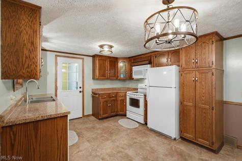 6069 NE Peach Street Louisville OH 44641
