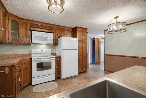 6069 NE Peach Street Louisville OH 44641