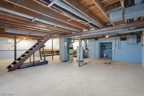6069 NE Peach Street Louisville OH 44641