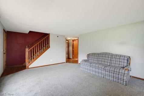 6069 NE Peach Street Louisville OH 44641