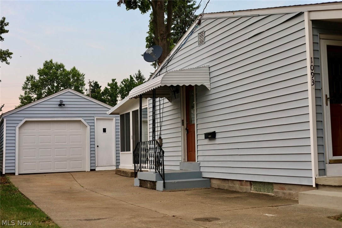 1093 Sutherland Avenue Akron OH 44314