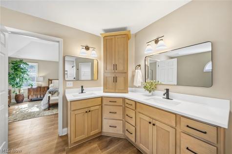 18964 Bears Paw Lane Strongsville OH 44136