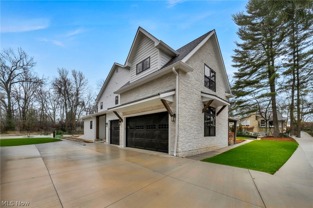 690 Club Drive W Aurora OH 44202