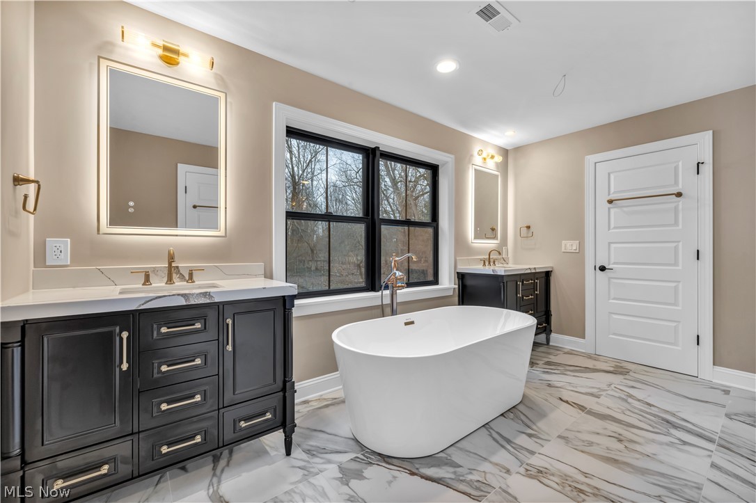 690 Club Drive W Aurora OH 44202