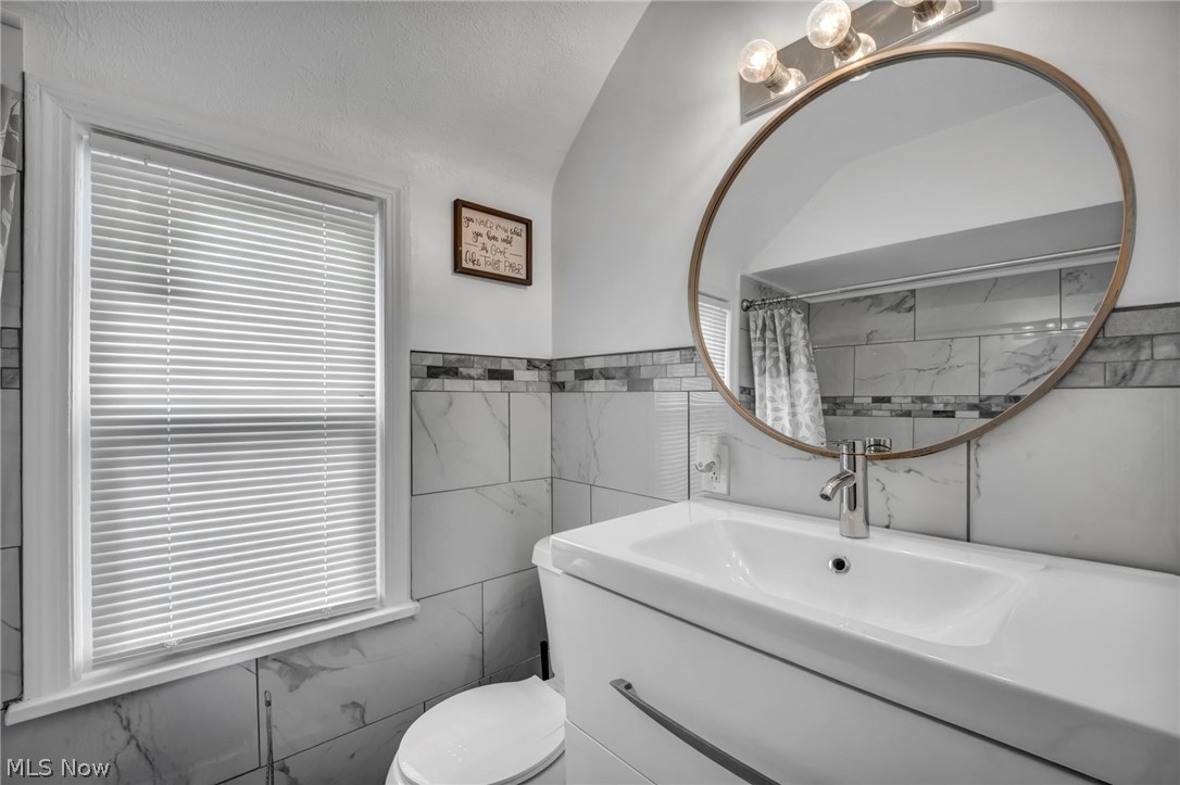 16911 Throckley Avenue Cleveland OH 44128