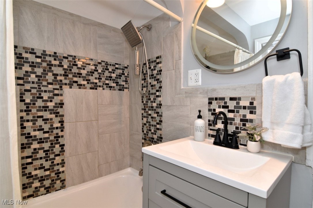 3886 Grosvenor Road South Euclid OH 44118