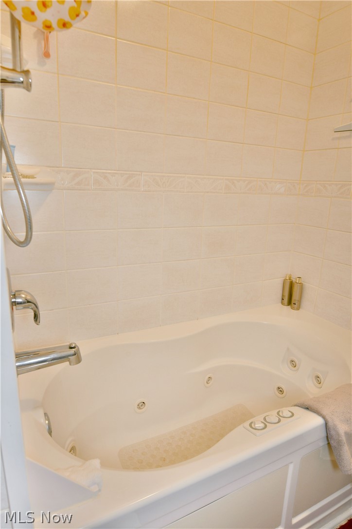 2483 Trentwood Drive SE Warren OH 44484