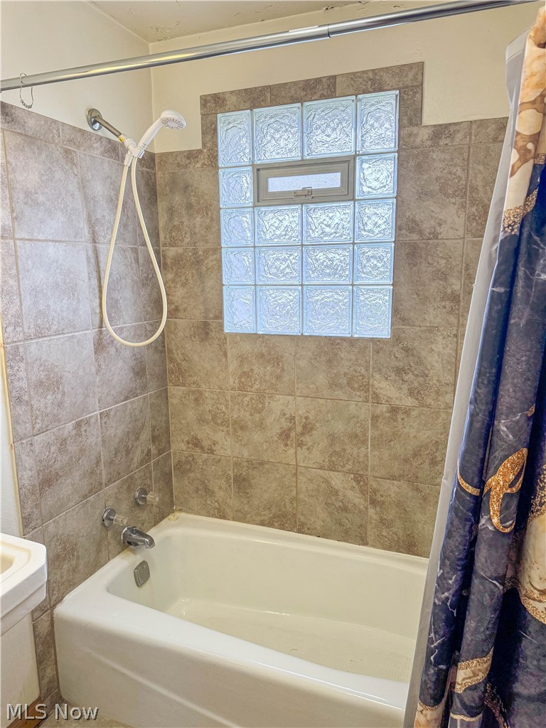 165 Piccadilly Street Campbell OH 44405