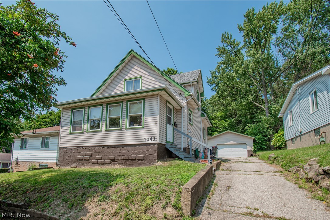 1043 Silvercrest Avenue Akron OH 44314