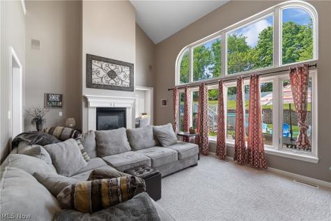 5043 Violet Knoll Avenue NE Canton OH 44705