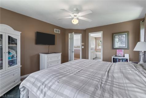 5043 Violet Knoll Avenue NE Canton OH 44705