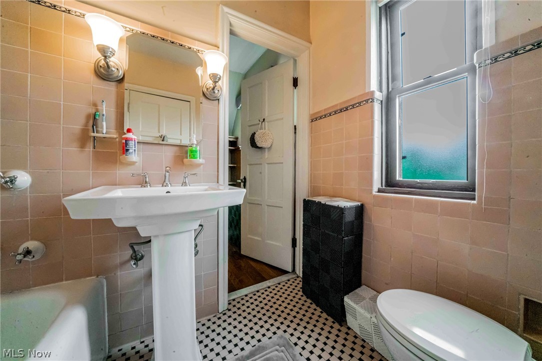 2677 Belvoir Boulevard Shaker Heights OH 44122
