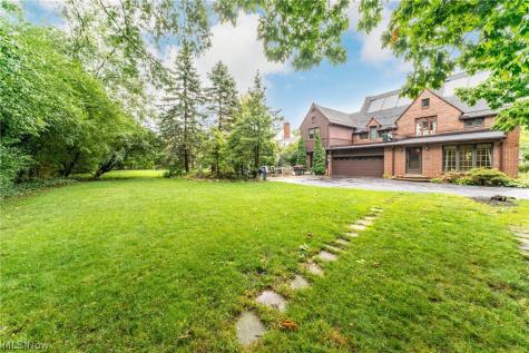 2677 Belvoir Boulevard Shaker Heights OH 44122