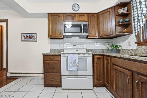 14281 Wade Avenue NE Hartville OH 44632