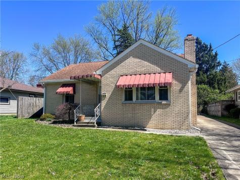 319 Summit Avenue Niles OH 44446